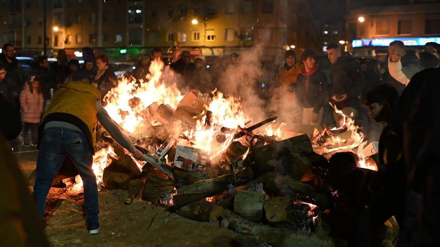 La lluvia obliga a suspender la mayor parte de las hogueras de San Antón