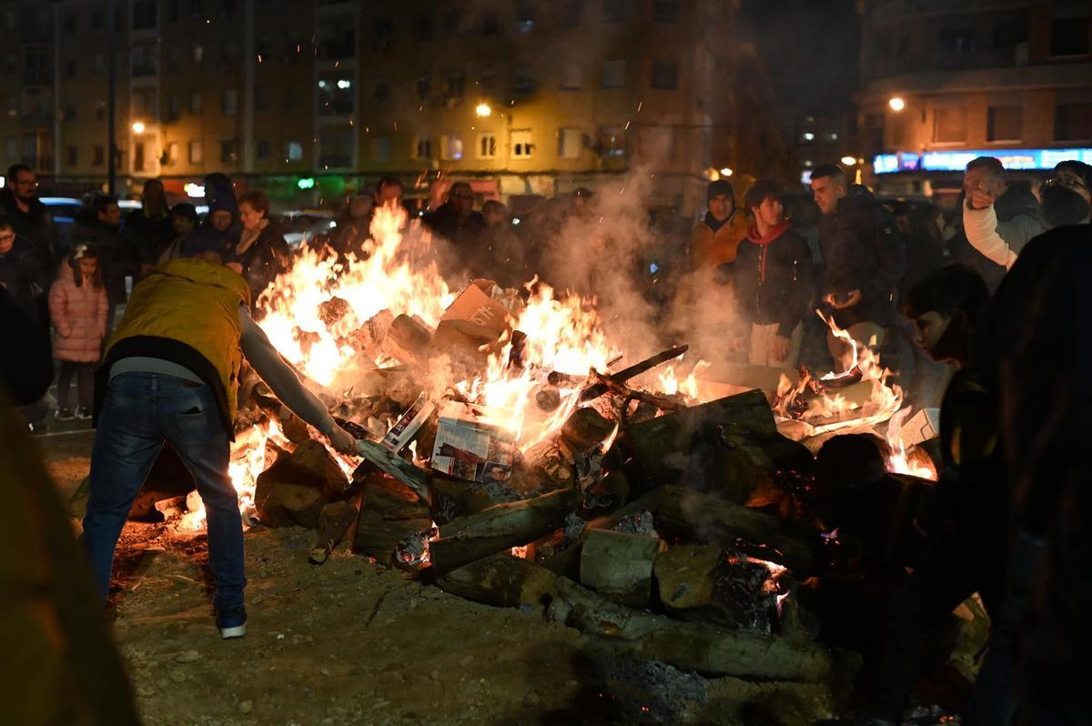 En imágenes | Los barrios de Casablanca y San Juan de Mozarrifar prenden sus hogueras de San Antón