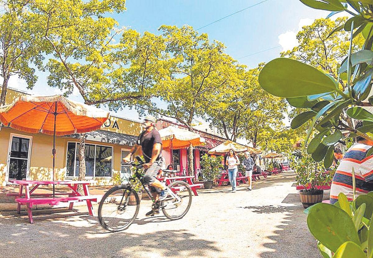 El barri es troba a la vora de la badia Biscayne