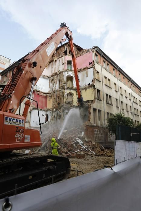 Demolición del edificio de militares de Gijón