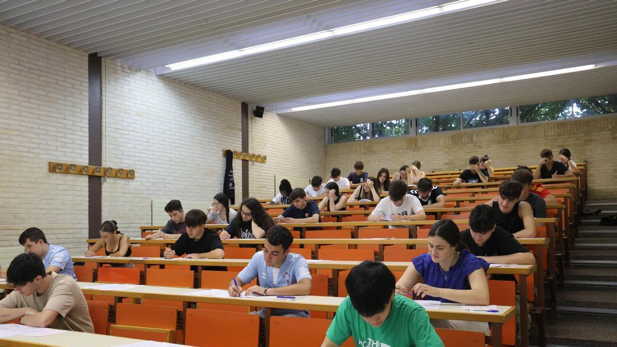 Alumnos examinándose de la PAU el pasado año, en Vigo.
