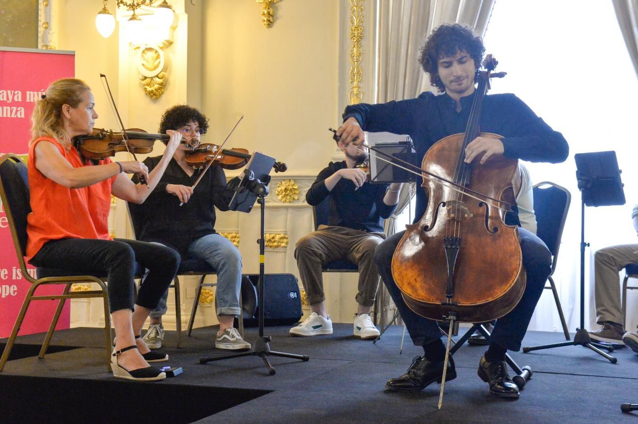 Encuentro con el joven violonchelista Kevin Santana en el Gabinete Literario