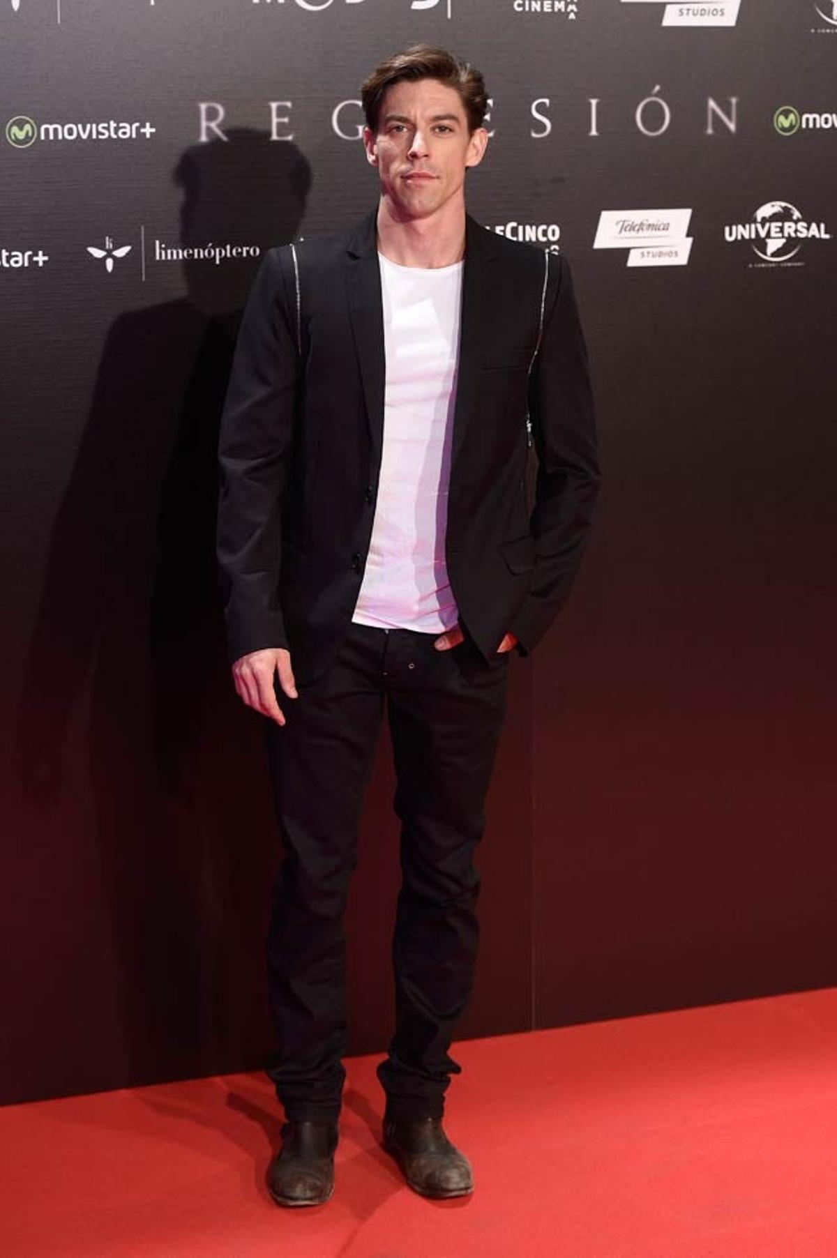Adrián Lastra, en la alfombra roja del estreno deRegresiónen Madrid.