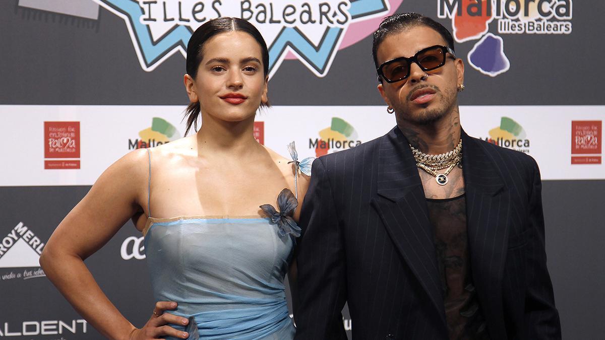 Los cantantes Rosalía y Rauw Alejandro posan en el photocall de los 40 Music Awards 2021