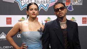 Los cantantes Rosalía y Rauw Alejandro posan en el photocall de los 40 Music Awards 2021