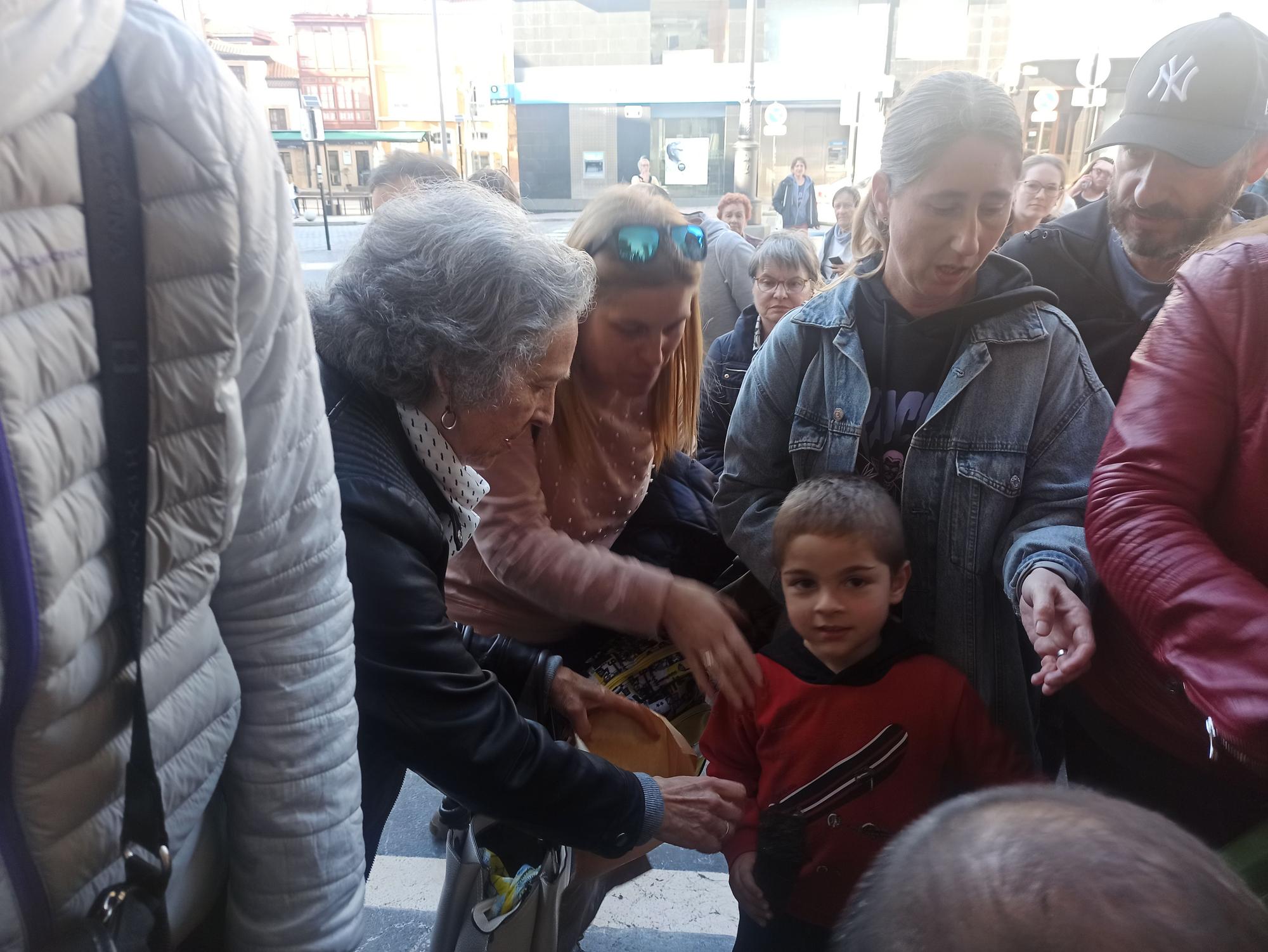 Árboles para la huerta, para cerrar una finca o para replantar en el monte en Siero: así son los usos que dan los vecinos a los plantones repartidos por el Ayuntamiento