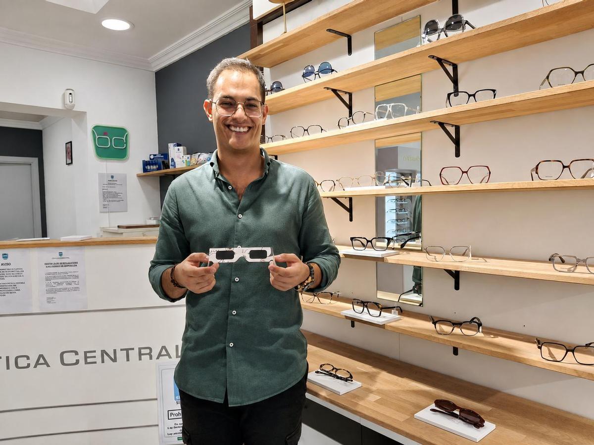 Alberto Cuevas muestra unas gafas homologadas en Óptica Central.