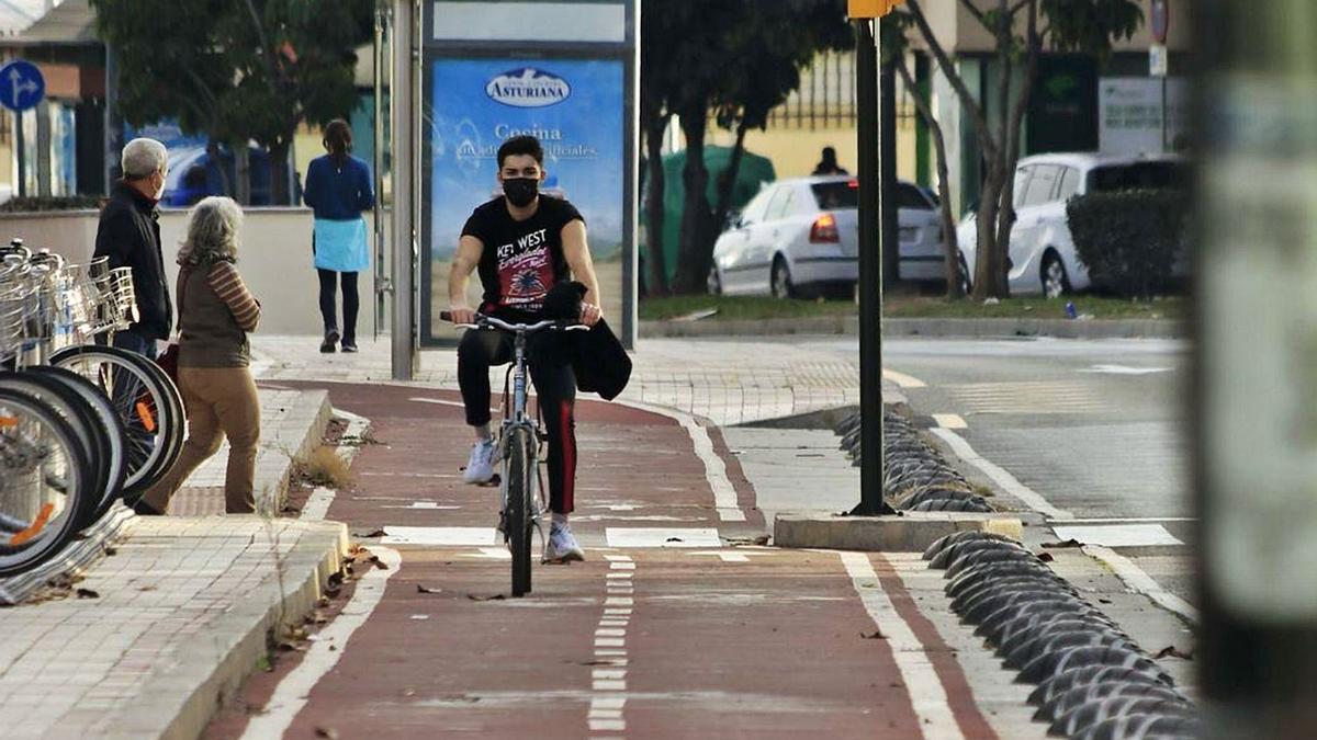 Un ciclista usando un carril bici en Málaga.