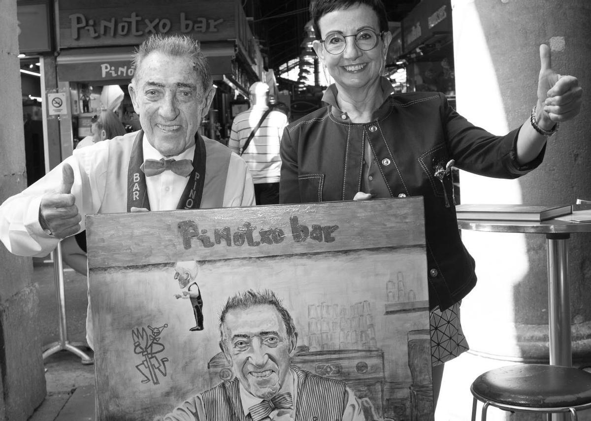 Juan Bayen con Carme Ruscalleda y el cuadro que le pintó Salvador García, dueño de Can Llobet.