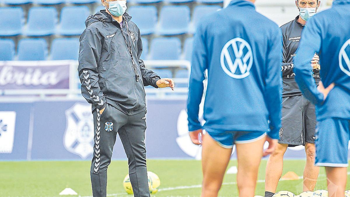 Fran Fernández da instrucciones a sus jugadores