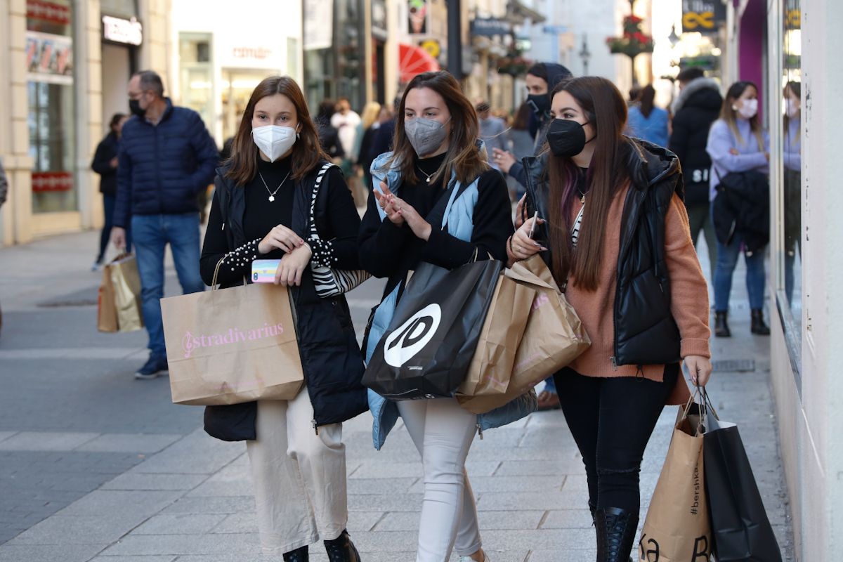 Afluencia y colas en el inicio de las rebajas de Enero