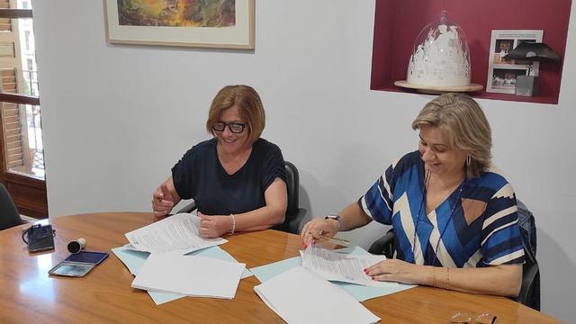 La presidenta comarcal, María Eugenia Coloma, y la presidenta de la Fundación Atención Temprana, Pilar Castillón.