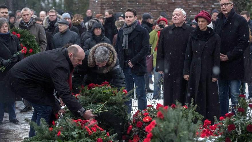 El exministro Oskar Lafontaine, tercero por la derecha, entre los asistentes al homenaje.