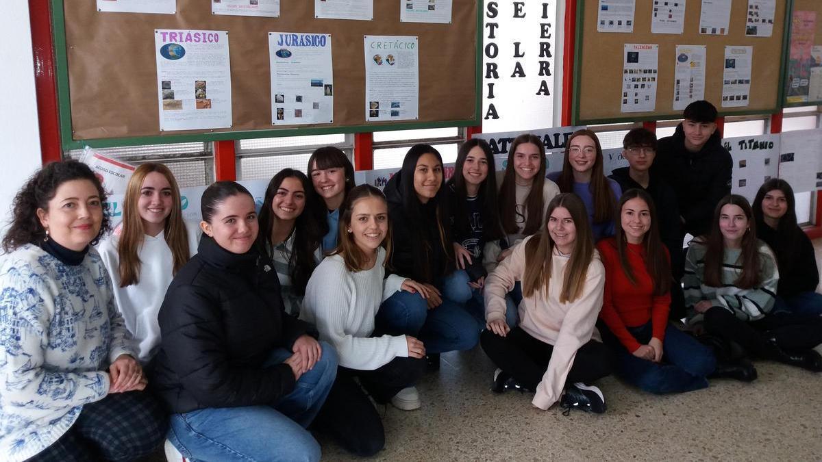 Los alumnos de la asignatura de Biología con sus trabajos sobre la historia de la Tierra.