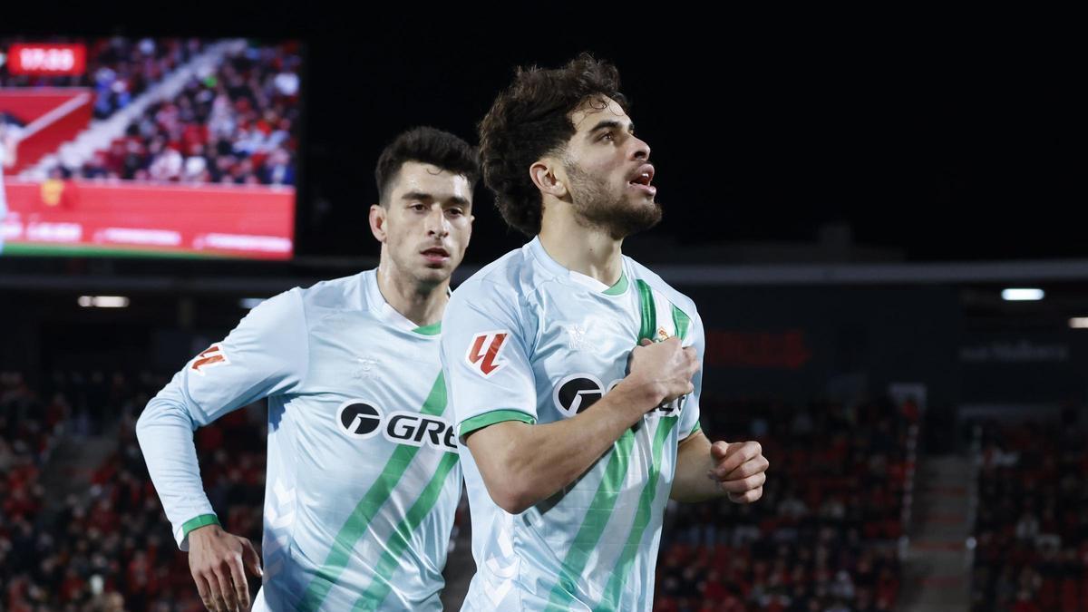 Abde y Bakambu dejan al Mallorca en descenso y permiten al Betis soñar con la Champions