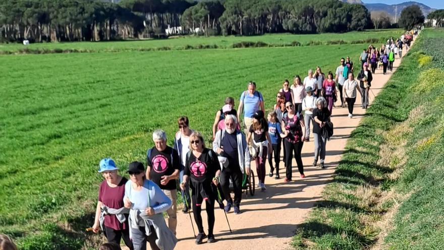 Unes 400 persones caminen per a la igualtat entre Santa Cristina i Sant Feliu