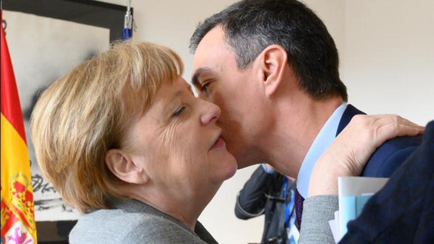 La canciller alemana, Angela Merkel, saluda a Pedro Sánchez, ayer en Bruselas.