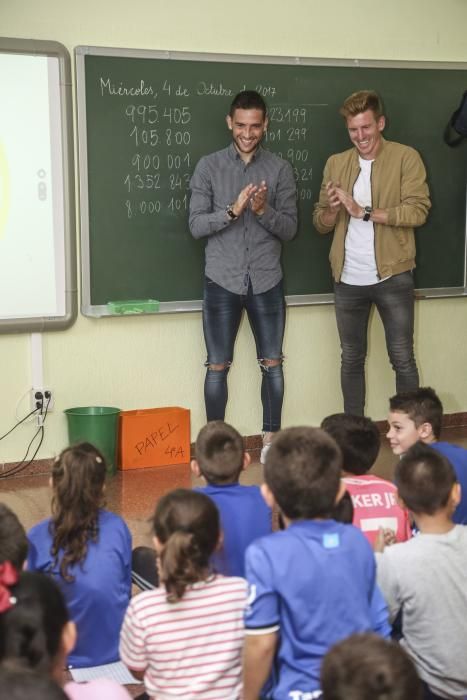 Los jugadores del Real Oviedo Mossa y Rocha visitan el colegio de Las Campas