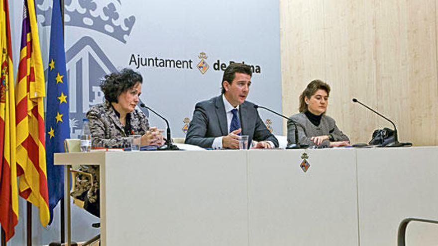 Pilar Ribal, Fernando Gilet y Elvira Cámara, ayer durante la rueda de prensa.