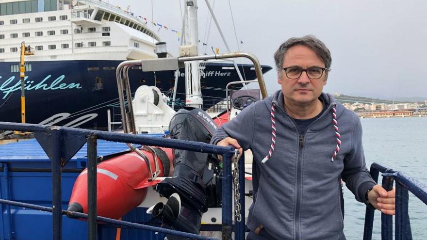 Kapitän Klaus Merkle an Bord der „Professor Albrecht Penck&quot;. Vor dem Bug seines Rettungsschiffes liegt der Luxusliner „Mein Schiff Herz&quot;.