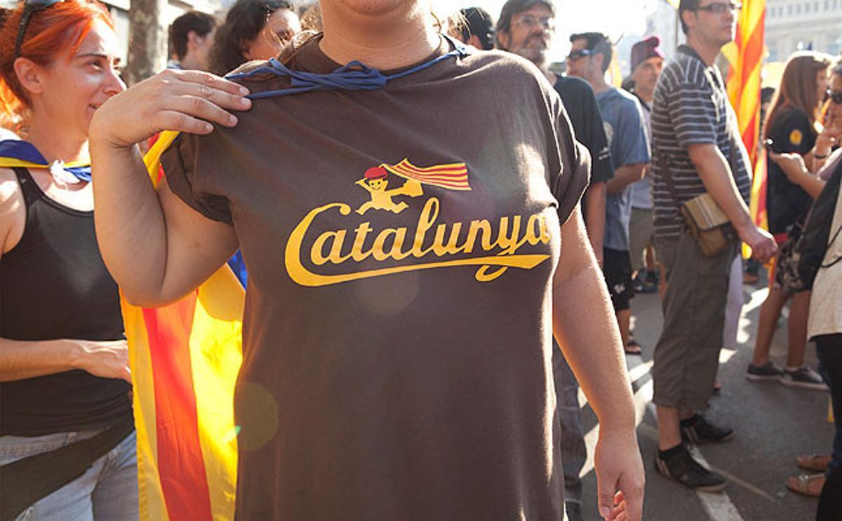 Los manifestantes han acudido a la manifestación con camisetas de todo tipo con mensajes a favor de la independencia