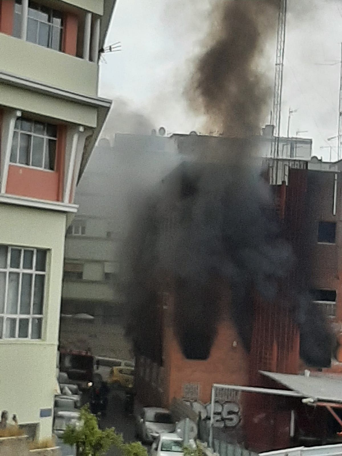 Voraz incendio en un edificio de la calle Salamanca de Santa Cruz de Tenerife