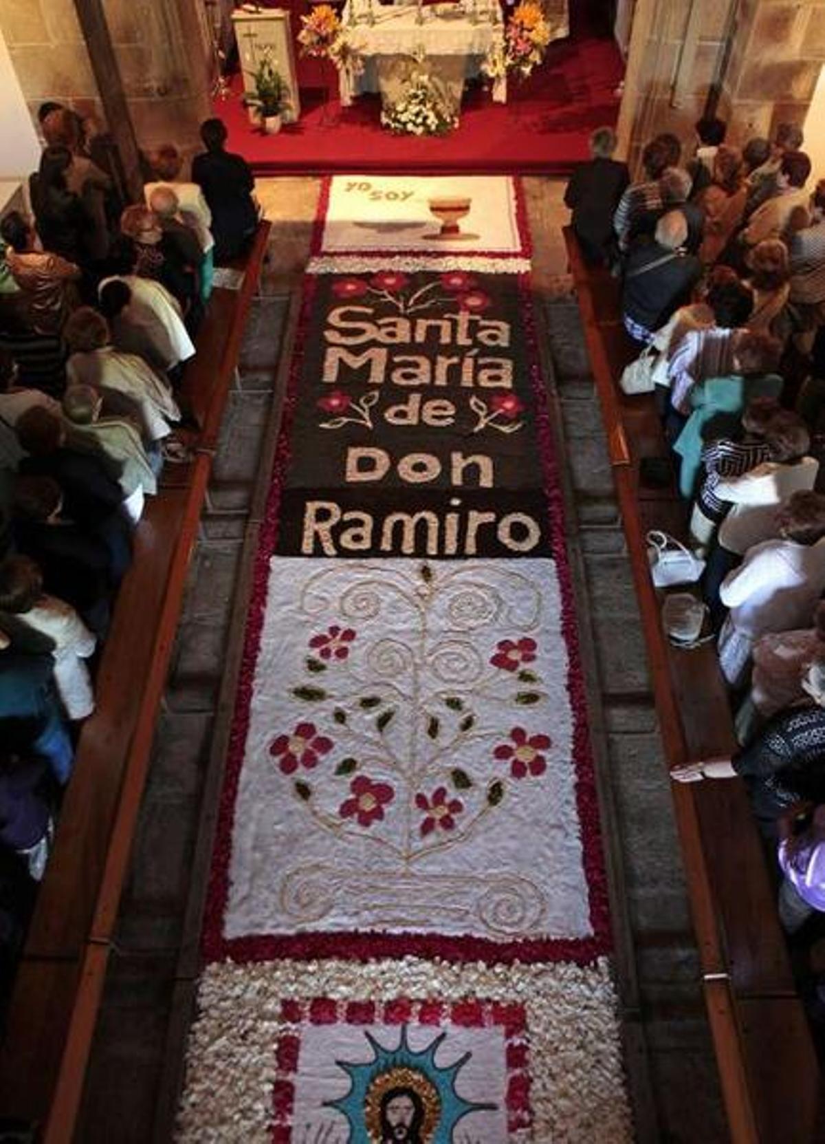 El Corpus Christi llena templos y calles de color