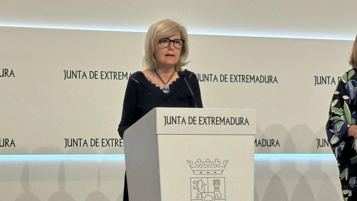 Archivo - La portavoz de la Junta de Extremadura, Victoria Bazaga, en rueda de prensa