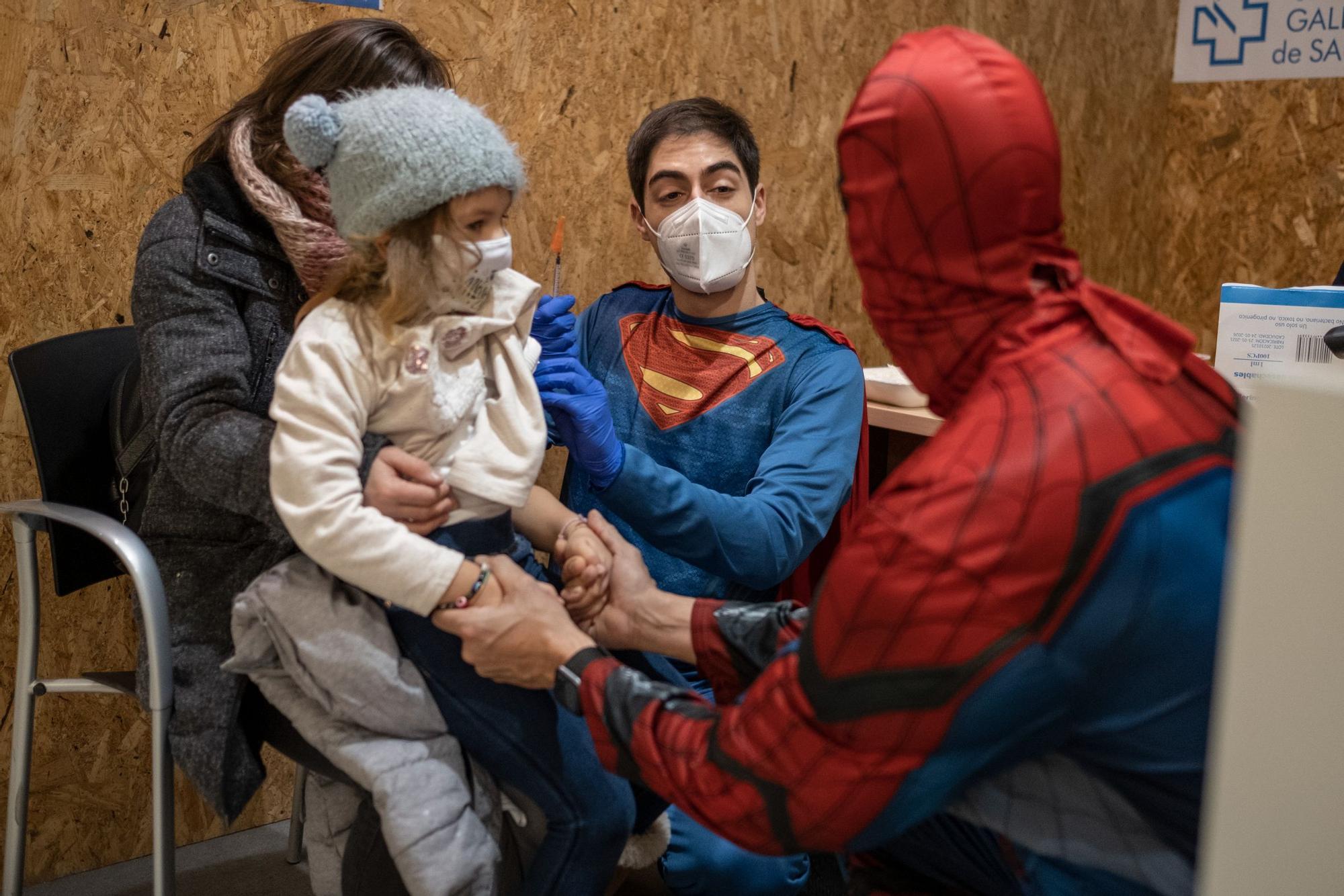 Los superhéroes cumplen su 'misión vacuna' en Ourense