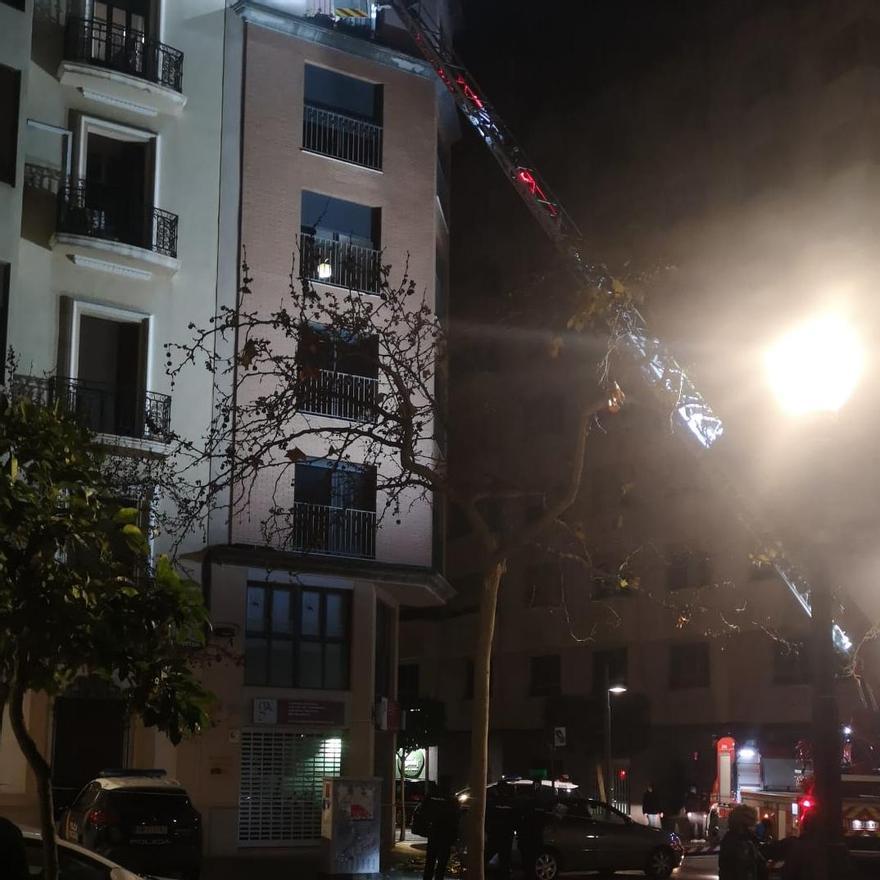 La Policía Nacional ha pedido a los bomberos acceder al quinto piso de un bloque de viviendas, desde donde habría caído la víctima.