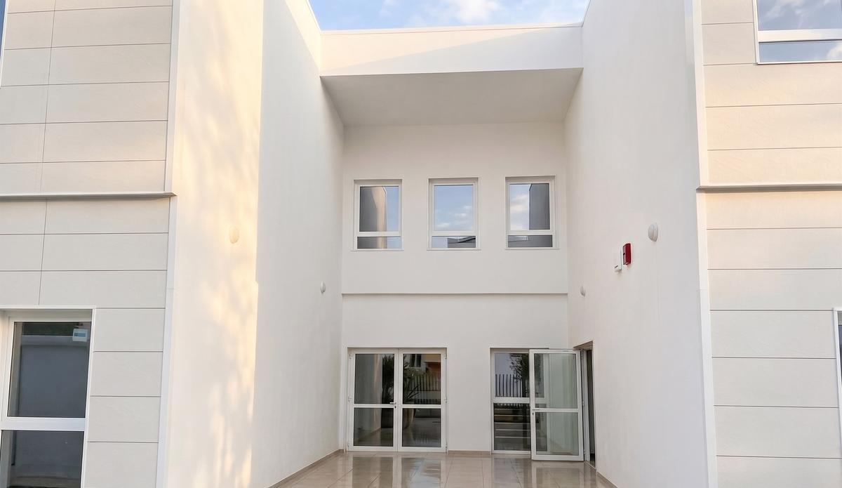 El edificio está totalmente terminado y solo falta equiparlo y dotarlo de personal
