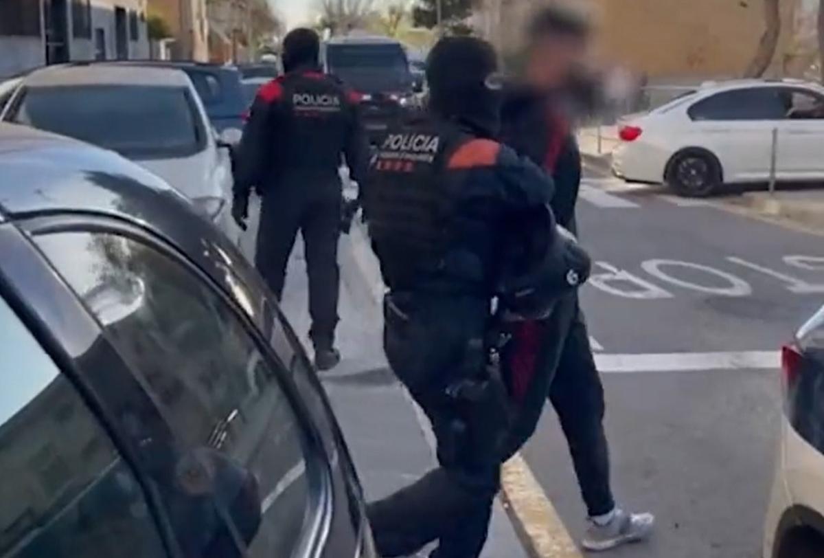 Vídeo | Detingudes quatre persones per assaltar un taxi a Barcelona i traficar amb droga