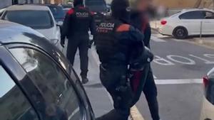 Vídeo | Detingudes quatre persones per assaltar un taxi a Barcelona i traficar amb droga