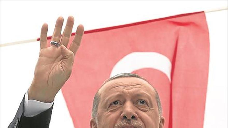 Erdogan fracasa al no conseguir evitar el desplome de la lira turca