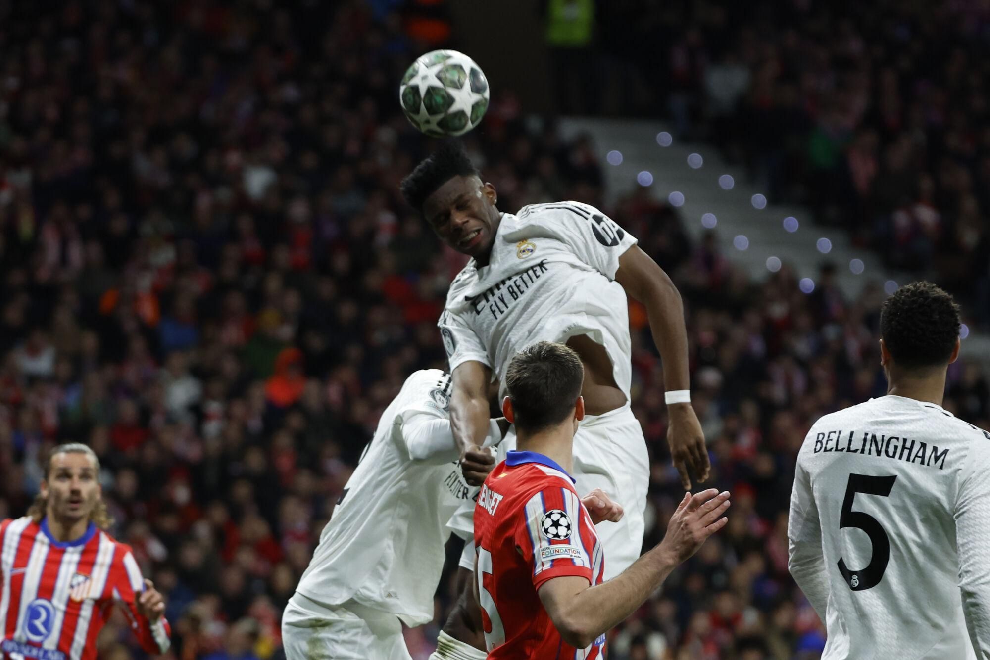 MADRID, 12703/2025.- El centrocampista francés del Real Madrid, Aurelien Tchouameni, cabecea el balón durante el partido de vuelta de los octavos de final de la Liga de Campeones que Atlético de Madrid y Real Madrid disputan este miércoles en el estadio Metropolitano. EFE/Juanjo Martín