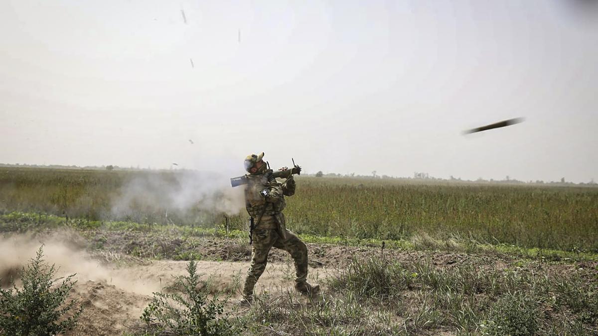 Un soldado ruso dispara un cohete antitanque en la región de Jersón.