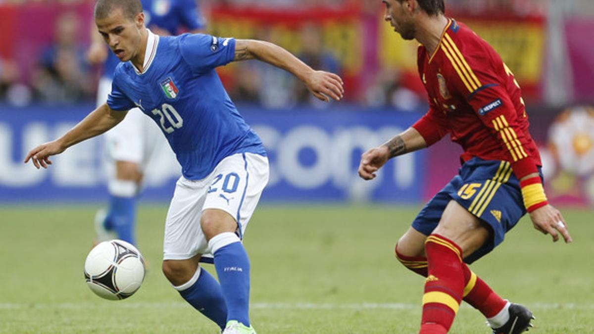 Sebastian Giovinco y Sergio Ramos durante el partido.