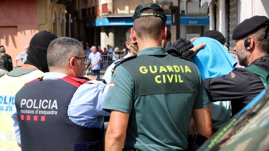 Agents de la Guàrdia Civil i de Mossos en una de les detencions a Ripoll