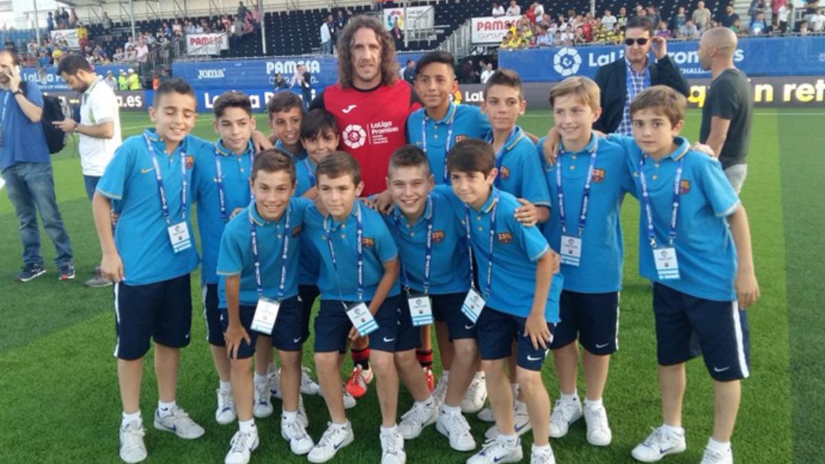 Puyol, con los jugadores del Alevín A del Barça