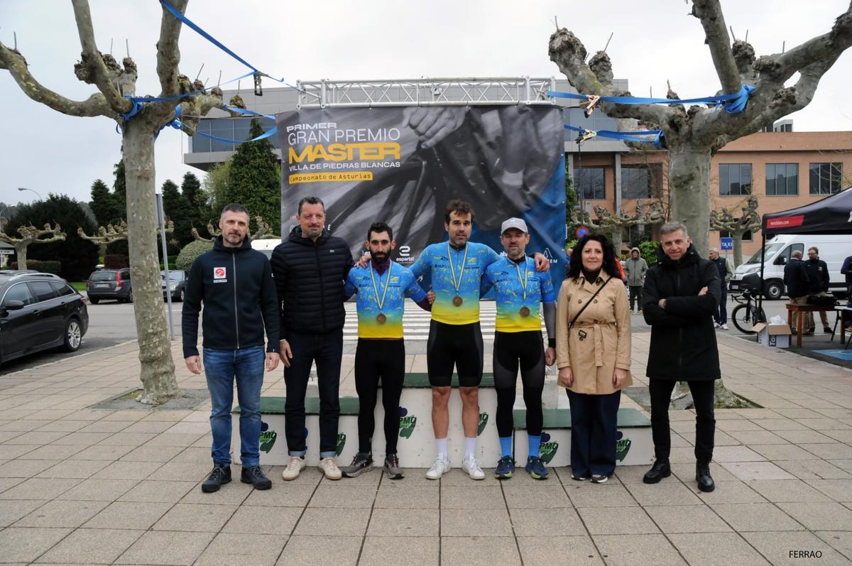 Los ganadores con las autoridades.