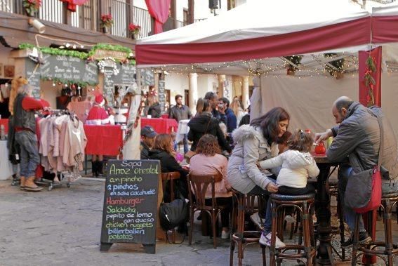 Auf dem traditionellen Markt im Pueblo Español (1. bis 10. 12.) geht es diesmal ausgesprochen musikalisch zu. Täglich sorgen Musikgruppen in dem Miniaturdorf für Weihnachtsstimmung. Die Stände sind bereits ab mittags geöffnet. Der Eintritt kostet 5 Euro, dafür gibt es aber auch einen Becher Glühwein.