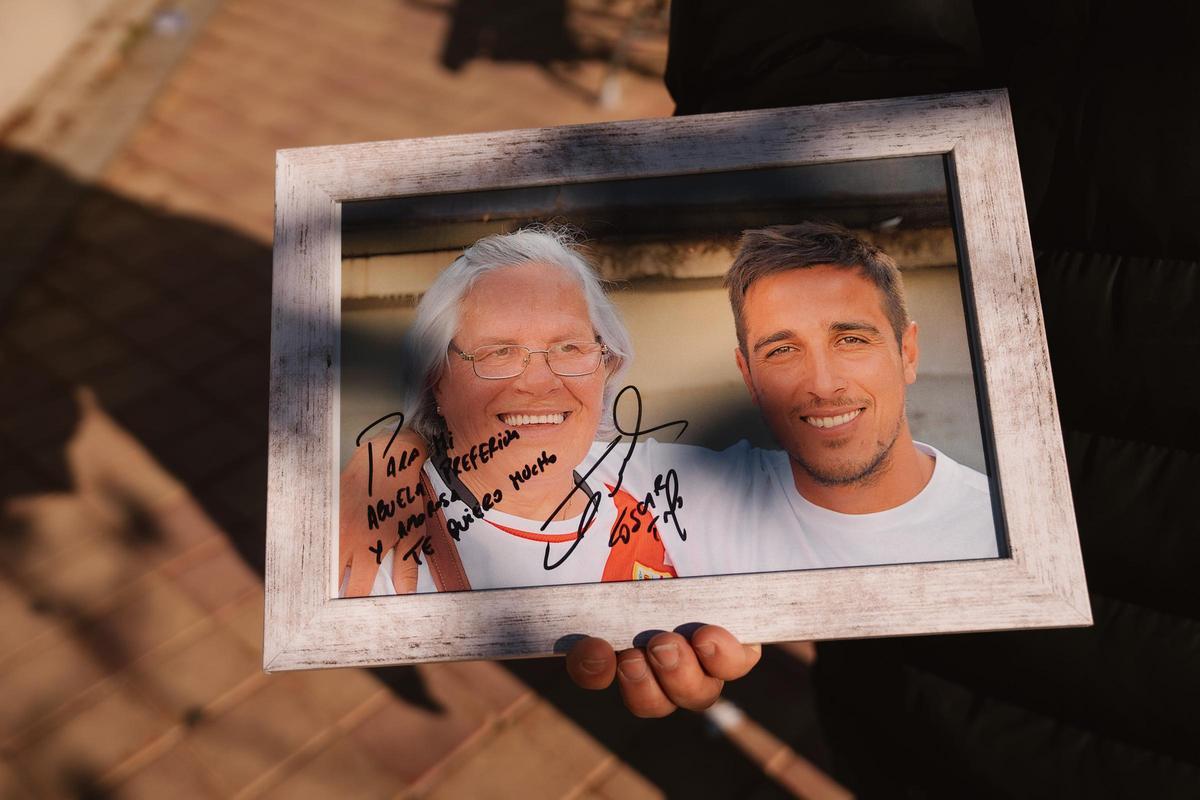 Óscar Trejo, jugador del Rayo Vallecano, dedica una fotografía a Lola.