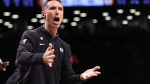 Steve Nash da instrucciones en un reciente encuentro de los Nets