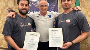 Rafa Guijosa (centro) es actualmente seleccionador de Irán y está intentando salir del país