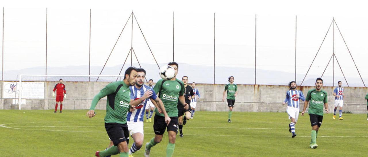 Un jugador del Arenteiro intenta controlar un balón delante de un jugador local. // Jesús Regal