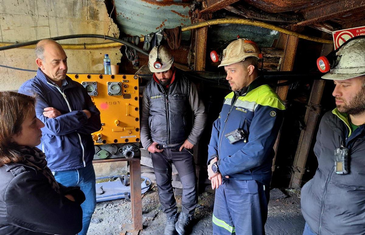 EN IMÁGENES: La delegada del Gobierno, Adriana Lastra, visita a los mineros encerrados en Mina Miura, en Ibias EN IMÁGENES: La delegada del Gobierno, Adriana Lastra, visita a los mineros encerrados en Mina Miura, en Ibias
