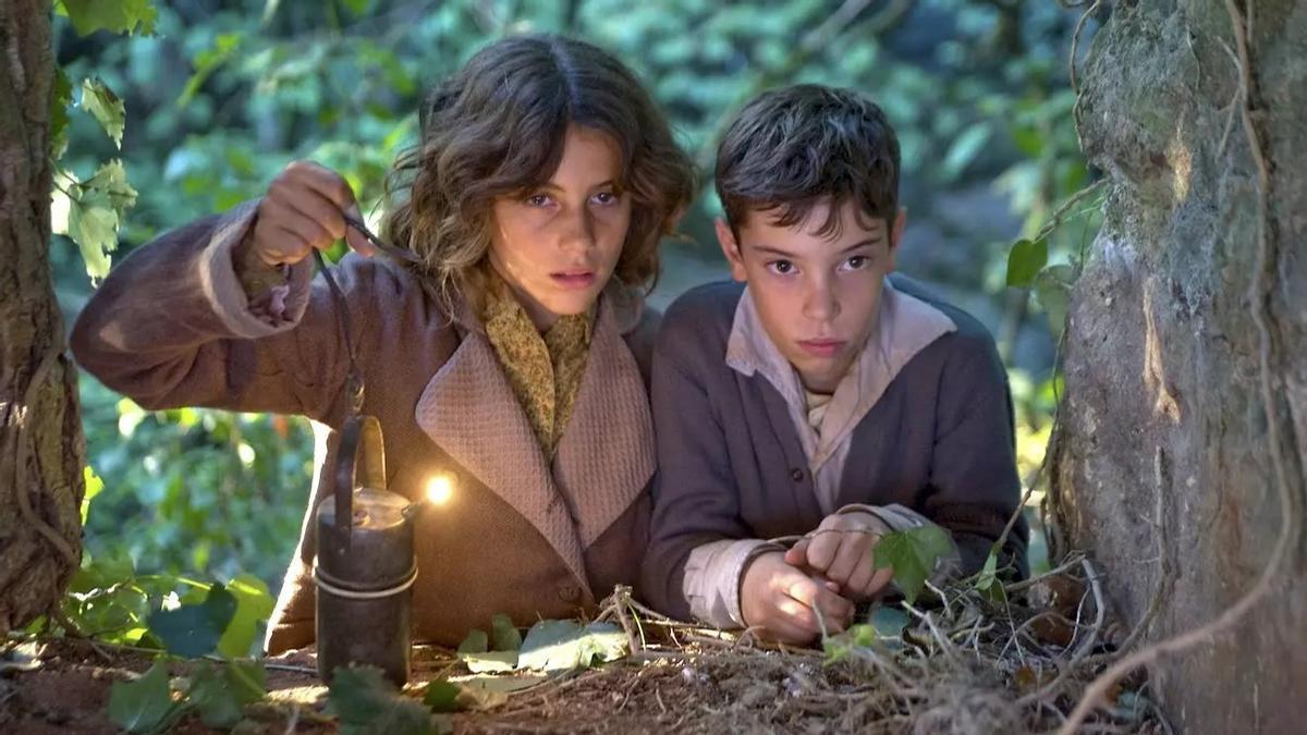 Marina Comas y Francesc Colomer, en un fotograma de ’Pa negre’.