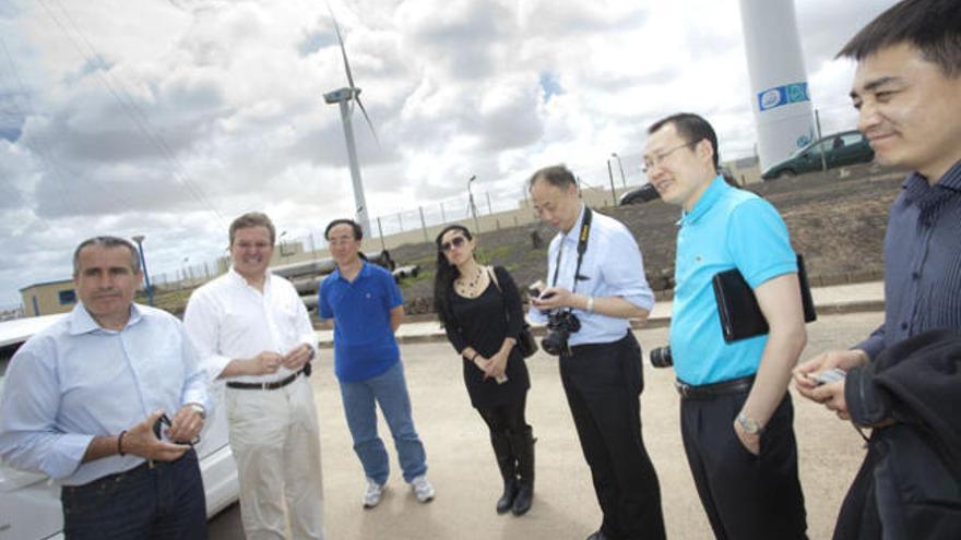 La delegación de ingenieros chinos junto al presidente Mario Cabrera, ayer, en la planta desaladora de Corralejo. | fuselli