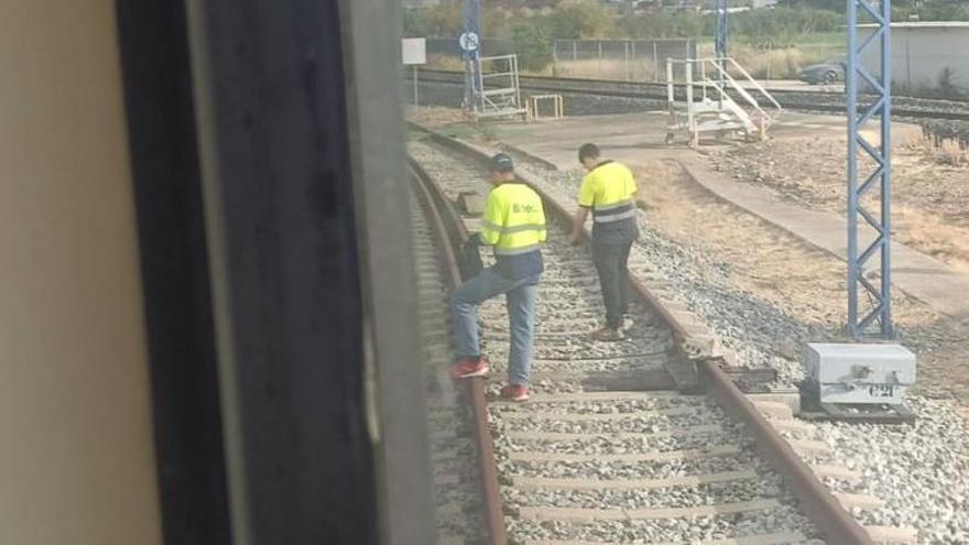 Tres horas encerrados en un tren, a oscuras y sin refrigeración en Zaragoza: "Dos hombres acabaron rompiendo una ventana"