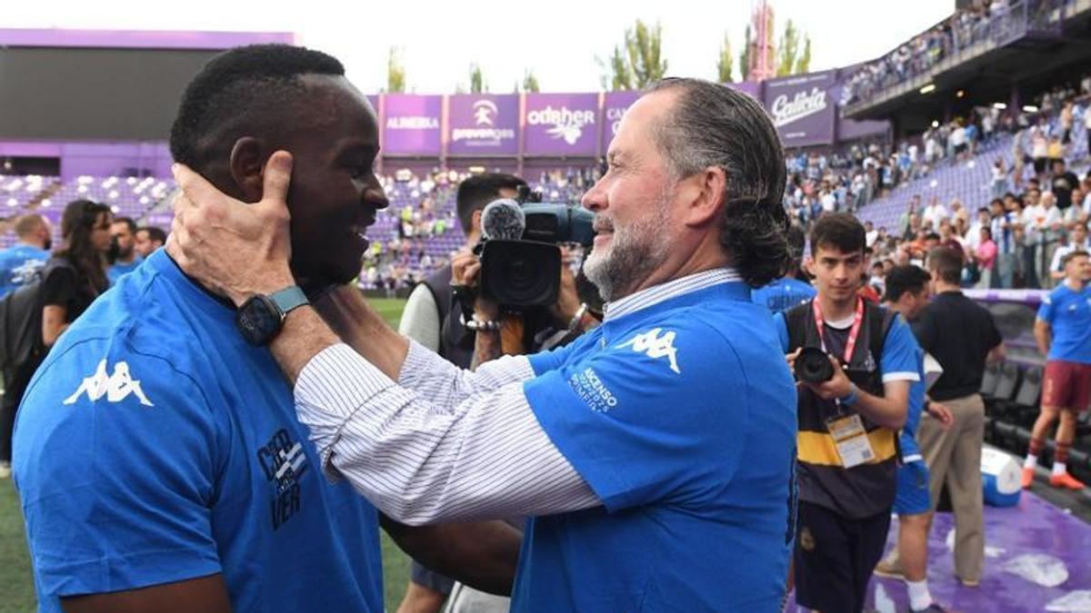Bil Nsongo con Juan Carlos Escotet al término del partido.
